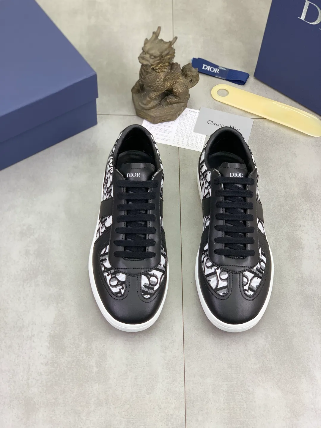 Men's shoes 💰P360 New Dior B01 moral training shoes, white first-layer cowhide, original molded outsole. New to the fall collection, this sneaker marks the return of a Dior classic, reinterpreted in a stylish and elegant silhouette. Crafted from white smooth first-grain cowhide with a tonal silk sheepskin lining, it features the Dior logo on the tongue and inner sides, and a CD icon on the heel. Paired with Tpu anti-slip soles of the same color, it can be matched with various styles to create a sophisticated look.  Code number: 38-44